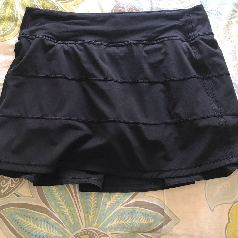Lululemon size 6 tall skirt.